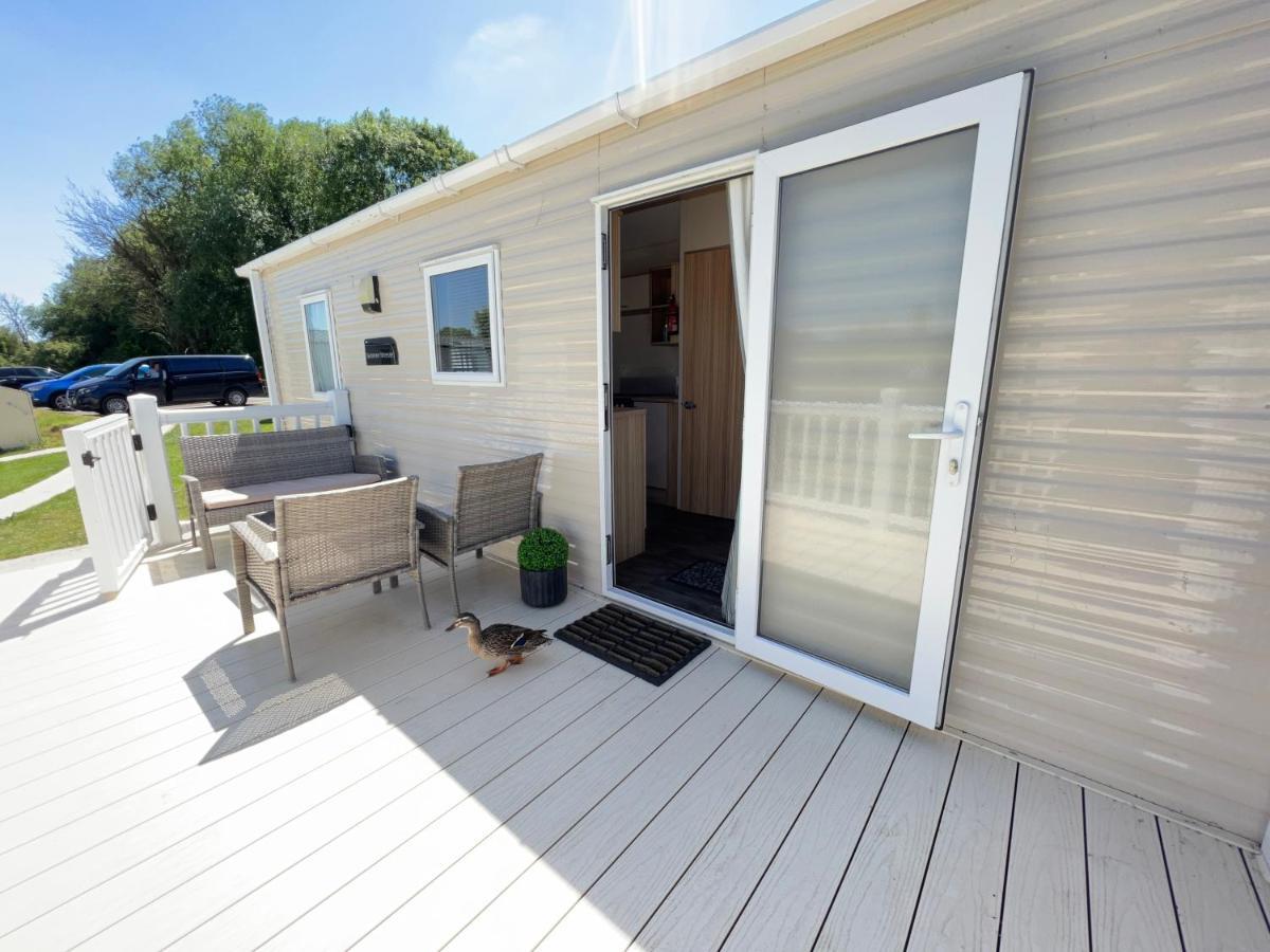 Mallard Corner, Cosy Cotswold Lakeview Lodge South Cerney Exterior foto